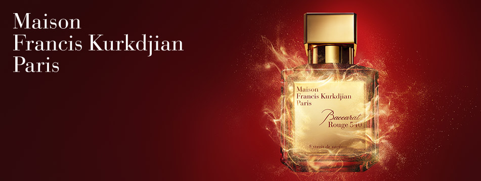 Parfümflakon von Maison Francis Kurkdjian Paris mit goldener Kappe. Der Duft heißt Baccarat Rouge 540. Die Flasche steht vor rotem Hintergrund und ist von goldroten Funken umgeben. Links im Bild steht der Markenname in weißer Schrift.