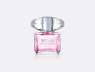 Produktbild des Parfums 'Versace Bright Crystal'. Die durchsichtige Flasche enthält rosafarbenes Parfum und hat einen großen, diamantförmigen Verschluss. Auf der Flasche steht in silberner Schrift 'Versace Bright Crystal'. Der Hintergrund ist hellgrau und schlicht gehalten.