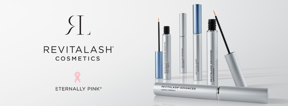 Werbebild für RevitaLash Cosmetics. Mehrere silberne Tuben des RevitaLash Advanced Eyelash Conditioner sind auf weißem Hintergrund arrangiert, teils mit geöffnetem Pinselapplikator. Links das RevitaLash-Logo mit rosa Schleife und dem Schriftzug Eternally Pink.