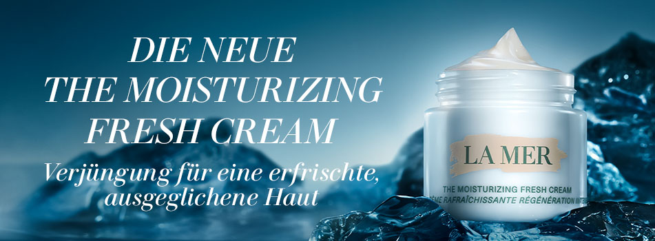 Werbebild für ‚The Moisturizing Fresh Cream‘ von La Mer. Ein geöffneter Tiegel mit Creme steht auf einer nassen, glitzernden Wasseroberfläche vor einem blauen Hintergrund. Links daneben steht der Text: ‚Die neue The Moisturizing Fresh Cream – Verjüngung für eine erfrischte, ausgeglichene Haut‘.