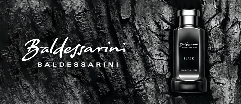 Werbemotiv für Baldessarini Black: Schwarzer Parfumflakon mit silbernem Verschluss steht vor einer dunklen Baumrindenstruktur. Links daneben das Baldessarini-Logo in weißer Schrift.