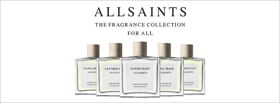 Fünf Parfumflakons der Marke ALLSAINTS mit hellem Holzdeckel stehen nebeneinander vor weißem Hintergrund. Darüber steht der Schriftzug „ALLSAINTS – The Fragrance Collection for All“.