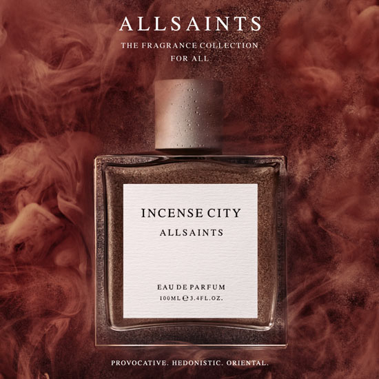 Parfumflakon „Incense City“ von ALLSAINTS steht inmitten rötlich-brauner Rauchschwaden. Darüber steht „ALLSAINTS – The Fragrance Collection for All“, darunter der Schriftzug „Provocative. Hedonistic. Oriental.“