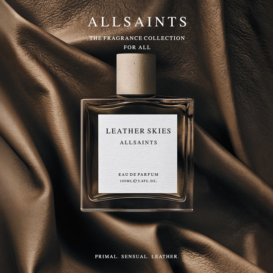 Parfumflakon „Leather Skies“ von ALLSAINTS liegt auf glänzendem, braunem Leder. Darüber steht „ALLSAINTS – The Fragrance Collection for All“, darunter der Schriftzug „Primal. Sensual. Leather.“