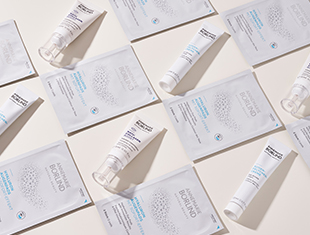 Verschiedene Produkte zur Augen- und Lippenpflege von ANNEMARIE BÖRLIND, darunter Tuben und Sachets auf hellem Hintergrund angeordnet.