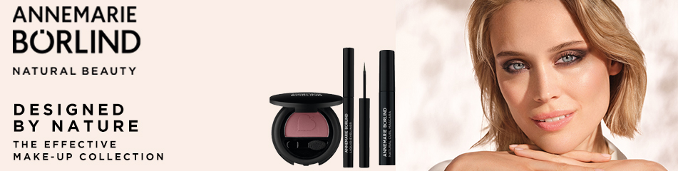 Blondes Model mit dezentem Make-up, Fokus auf Lippenfarbe – Text: ‚Natural Beauty Look‘.