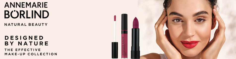 Fröhliches Model mit starkem Make-up-Fokus – vor allem Lippen in kräftigem Rotton.