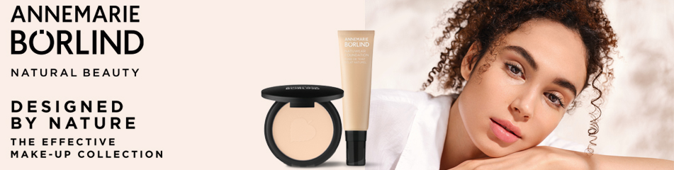 Model mit dunkler Lockenfrisur und Nude-Make-up, Produkte: Lippenstift, Puder, Mascara