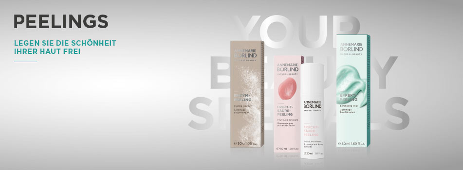 Drei Peeling-Produkte auf hellem Hintergrund mit Fokus auf glatte, verfeinerte Haut – Text: ‚Peelings – Your Beauty Shots. Legen Sie die Schönheit Ihrer Haut frei.‘