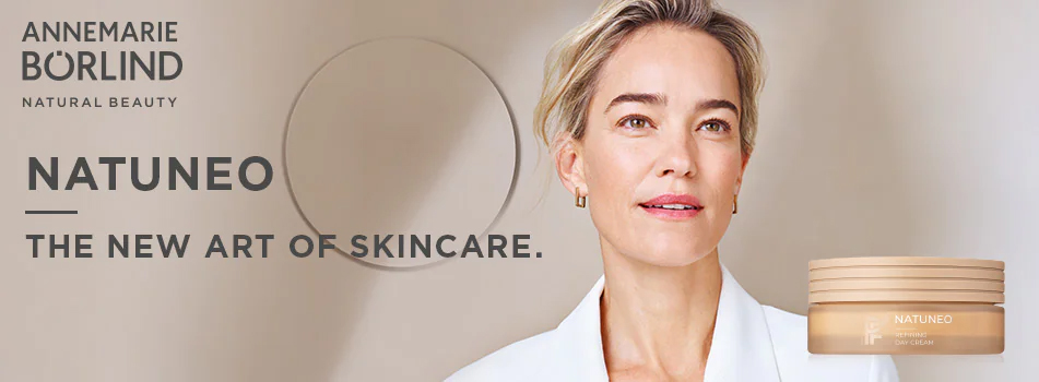 Frau mit Kurzhaarschnitt vor beigem Hintergrund, daneben NATUNEO-Produkte in minimalistischer Verpackung mit Holzdeckel – Text: ‚Natuneo - The New Art of Skincare.