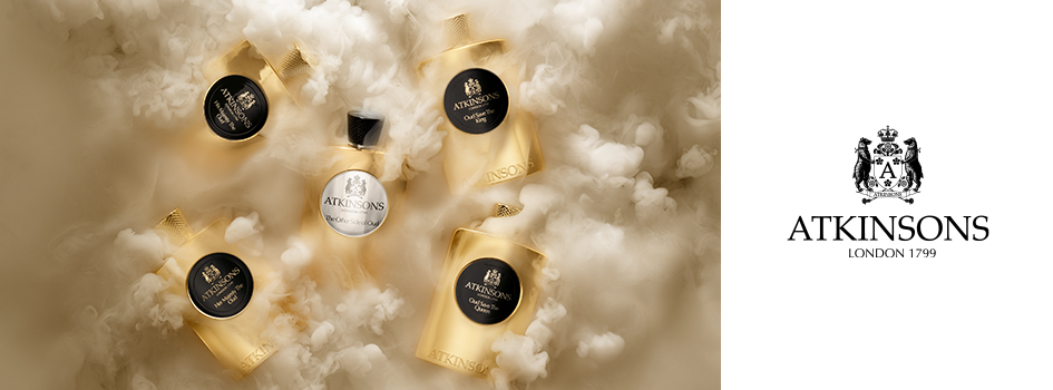 Mehrere goldfarbene Parfumflakons von Atkinsons liegen in einer Wolke aus hellem Duftnebel. Rechts daneben das Atkinsons-Logo mit Löwenwappen und der Schriftzug „ATKINSONS London 1799“.