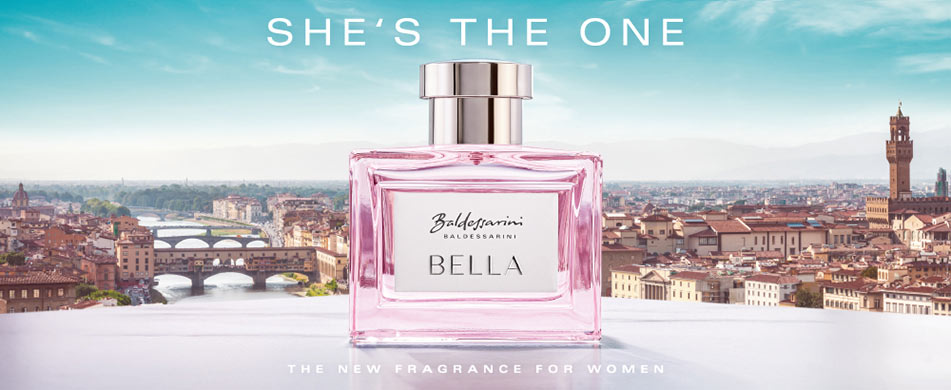 Werbemotiv für Baldessarini Bella: Rosa Parfumflakon mit silbernem Verschluss steht vor einer sonnigen Stadtansicht mit Brücken und historischen Gebäuden. Darüber der Schriftzug „She’s the One“, darunter „The new fragrance for women“.