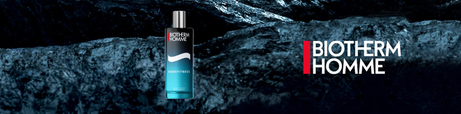Werbung für Biotherm Homme Aquafitness. Eine türkisfarbene Flasche mit schwarzem Deckel steht vor einer Kulisse aus dunklem, nassem Fels. Rechts im Bild das Biotherm Homme Logo mit rotem Akzent auf schwarzem Hintergrund.