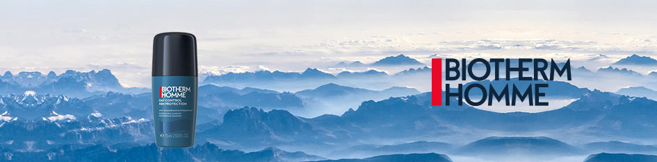 Werbung für Biotherm Homme Day Control Deodorant Roll-On. Die dunkelblaue Deoflasche steht vor einem Panorama aus blauen Bergketten unter wolkenverhangenem Himmel. Rechts daneben das Biotherm Homme Logo mit rotem Akzent.