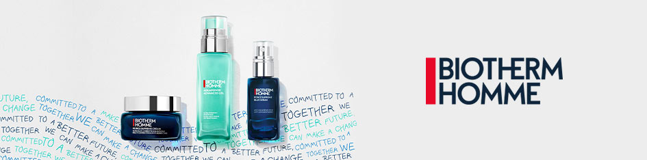 Drei Biotherm Homme Pflegeprodukte: ein dunkelblauer Tiegel, eine mintgrüne Feuchtigkeitspflege und ein dunkelblaues Serum. Im Hintergrund stehen in blauer Handschrift Sätze wie 'Committed to a better future'. Rechts daneben ist das Biotherm Homme Logo mit rotem Akzent auf hellgrauem Hintergrund.