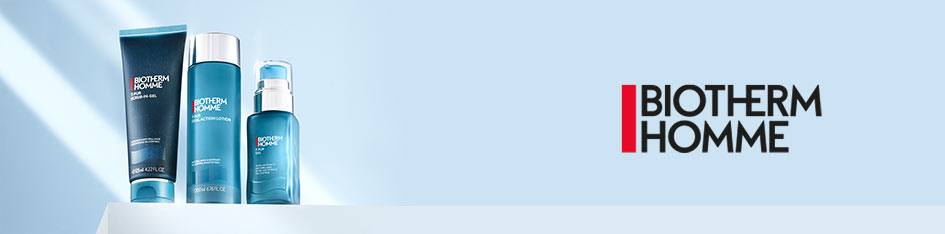 Drei Biotherm Homme Produkte für die Gesichtspflege: ein Reinigungsgel, ein Gesichtswasser und ein Serum in blauen Verpackungen. Sie stehen auf einer weißen Fläche vor hellem Hintergrund. Rechts befindet sich das Biotherm Homme Logo mit rotem Akzent.