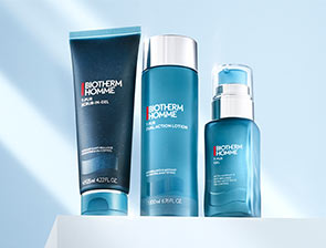 Drei Biotherm Homme Produkte zur Gesichtsreinigung stehen vor hellem Hintergrund: ein Reinigungsgel, ein Toner und ein Serum in blauen Verpackungen.