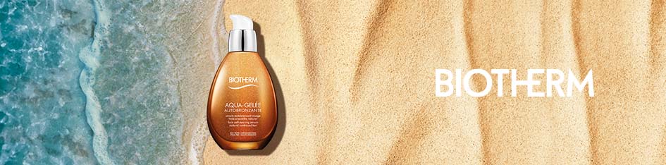 Werbung für Biotherm Aqua-Gelée Autobronzante. Eine bronzefarbene Pumpflasche liegt zwischen türkisfarbenem Meer und beigem Sandstrand. Rechts im Bild befindet sich das Biotherm-Logo auf dem sandigen Hintergrund.