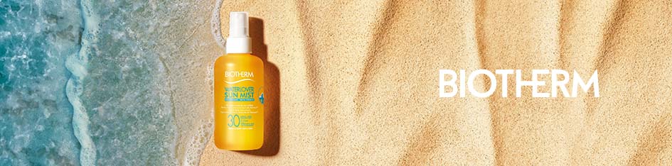Werbung für Biotherm Waterlover Sun Mist SPF 30. Eine gelbe Sprühflasche liegt am Übergang von Sandstrand und türkisfarbenem Meer. Rechts ist das Biotherm-Logo auf dem sandigen Hintergrund zu sehen.