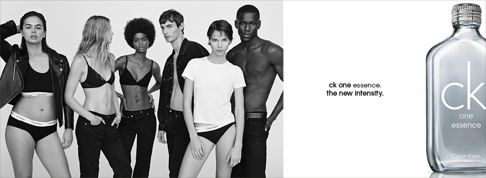 Werbekampagne für ck one essence von Calvin Klein. Links im Bild stehen sechs diverse Models in Unterwäsche oder lässiger Kleidung, posierend vor einem weißen Hintergrund. Rechts im Bild steht der Text 'ck one essence. the new Intensity.' Daneben ist ein klarer Flakon mit silbernem Deckel und minimalistischer Aufschrift 'ck one essence' abgebildet.