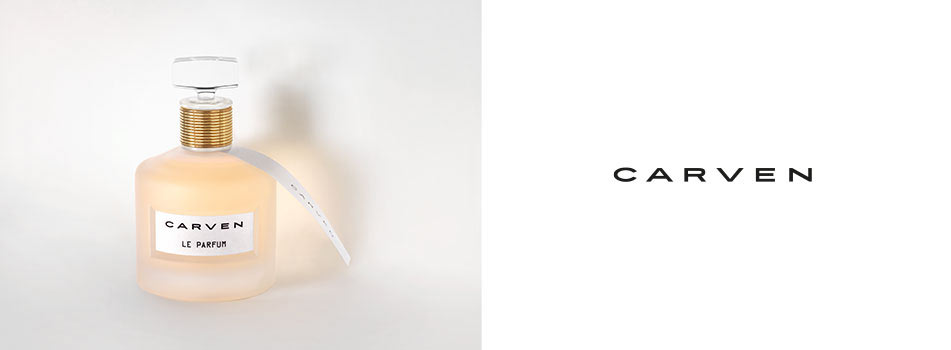 Produktbild des Parfüms 'Carven Le Parfum'. Links ist der elegante, leicht roséfarbene Flakon mit goldenem Hals und transparentem Deckel zu sehen. Am Flaschenhals hängt ein weißes Band. Rechts steht der Markenname 'CARVEN' auf weißem Hintergrund.