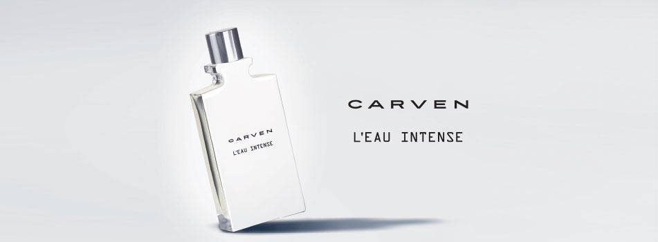 Werbebild des Herrenparfums Carven L’Eau Intense. Ein schräg stehender, schlanker Flakon in klarem Weiß mit silbernem Sprühkopf befindet sich links im Bild. Rechts daneben steht in schwarzer Schrift der Markenname CARVEN sowie der Produktname L’EAU INTENSE auf hellem Hintergrund.