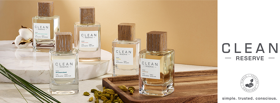 Fünf CLEAN RESERVE Parfumflakons mit Holzdeckel auf weißen und hölzernen Podesten. Daneben das CLEAN RESERVE Logo mit dem Slogan 'simple. trusted. conscious.' und einem Nachhaltigkeitssiegel.