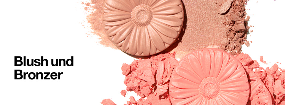 Zwei gepresste Blush- und Bronzer-Produkte in Form von Blumen, teils zerbröselt, in rosa- und bronzefarbenen Tönen. Links daneben der schwarze Schriftzug 'Blush und Bronzer'.