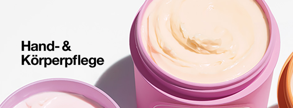Offener Tiegel mit cremefarbener Hand- und Körperpflege in einem pinken Behälter, daneben der Text 'Hand- & Körperpflege' auf weißem Hintergrund.