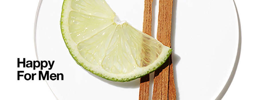 Ein Stück Limette und zwei Zimtstangen auf einem weißen Teller, links daneben der Schriftzug 'Happy For Men'.
