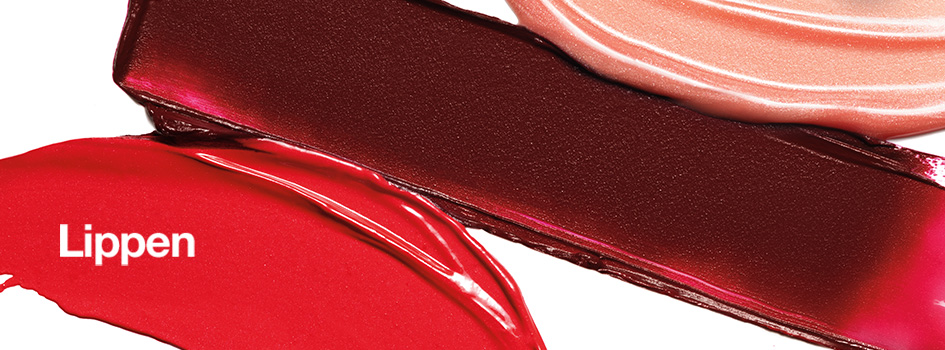 Nahaufnahme geschmierter Lippenprodukte in Rot, Dunkelrot und Perlrosa mit dem weißen Schriftzug 'Lippen' auf rotem Hintergrund.