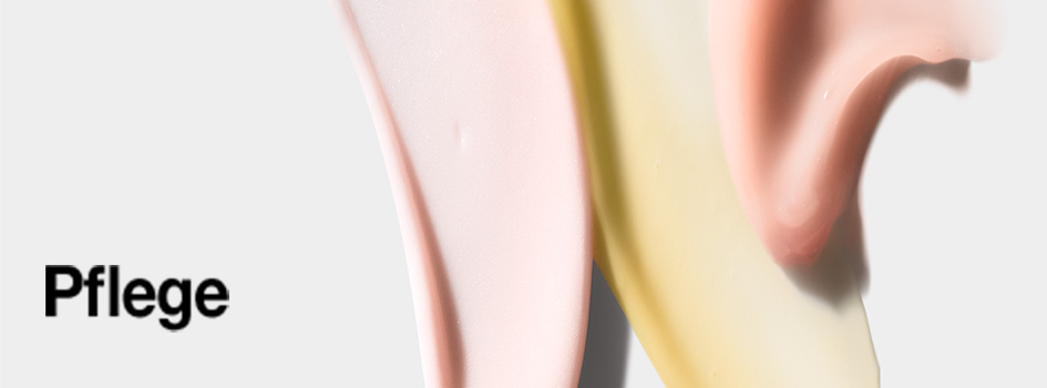 Text 'Pflege' auf hellem Hintergrund. Rechts daneben flächige Texturen in Rosa, Beige und Apricot, die Pflegeprodukte symbolisieren.