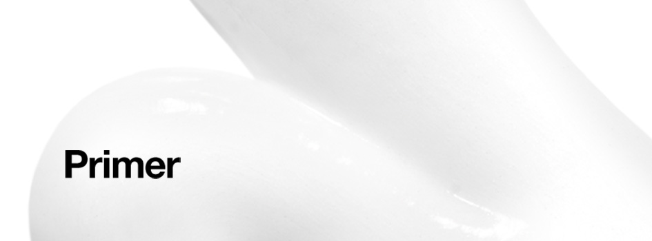 Weiße cremige Textur von Primer in Großaufnahme mit dem schwarzen Schriftzug 'Primer' auf weißem Hintergrund.