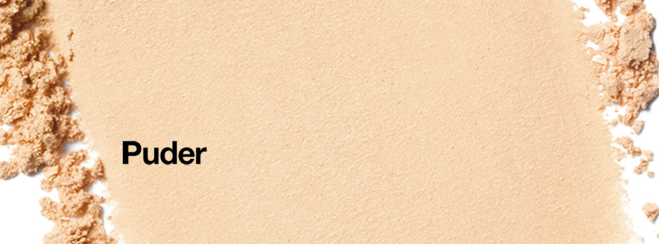 Beigefarbener loser Puder gleichmäßig verteilt, mit bröseligem Rand. Links der schwarze Schriftzug 'Puder'.