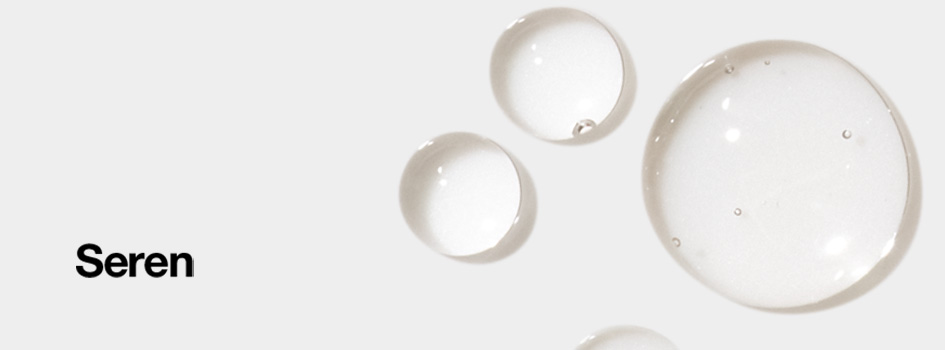 Text 'Seren' auf hellgrauem Hintergrund mit vier transparenten, glänzenden Tropfen, die auf ein leichtes, feuchtigkeitsspendendes Serum hindeuten.