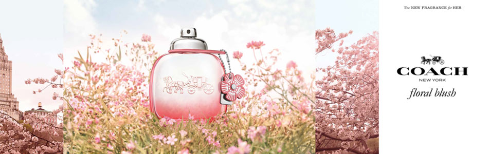 Ein rosa Flakon des Parfums 'Coach Floral Blush' steht inmitten eines Blumenfeldes mit rosafarbenen Blüten. Der Hintergrund zeigt eine Stadtansicht im sanften Licht. Rechts ist das Coach-Logo mit dem Schriftzug 'The New Fragrance for Her – Coach New York floral blush' zu sehen.