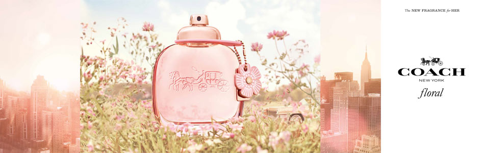 Ein rosafarbener Flakon des Parfums 'Coach Floral' steht zwischen blühenden Blumen. Im Hintergrund ist eine Skyline mit Wolkenkratzern in warmem Licht zu sehen. Rechts befindet sich das Coach-Logo mit dem Schriftzug 'The New Fragrance for Her – Coach New York floral'.