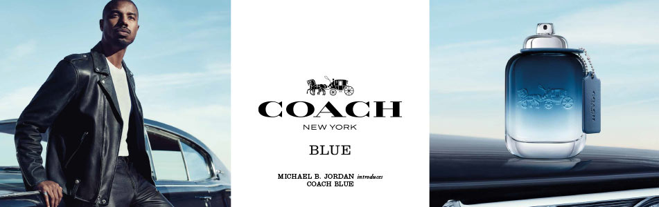 Michael B. Jordan trägt eine schwarze Lederjacke und steht selbstbewusst vor einem Oldtimer unter freiem Himmel. In der Mitte das Coach New York Logo mit dem Schriftzug 'BLUE'. Rechts steht ein einzelner Flakon von Coach Blue mit blauem Farbverlauf auf einem Autodach. Darunter der Text 'Michael B. Jordan introduces Coach Blue'.