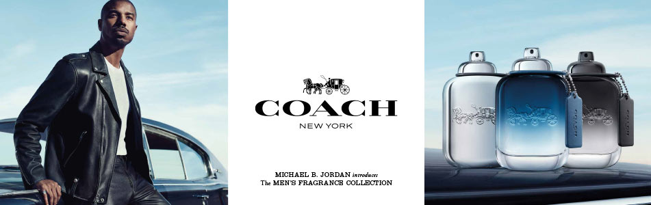 Michael B. Jordan steht selbstbewusst in schwarzer Lederjacke vor einem klassischen Auto unter blauem Himmel. In der Bildmitte das Coach New York Logo. Rechts stehen drei Flakons der Coach Herrendüfte mit silbernen, blauen und dunklen Farbverläufen nebeneinander. Darunter der Schriftzug 'Michael B. Jordan introduces The Men’s Fragrance Collection'.