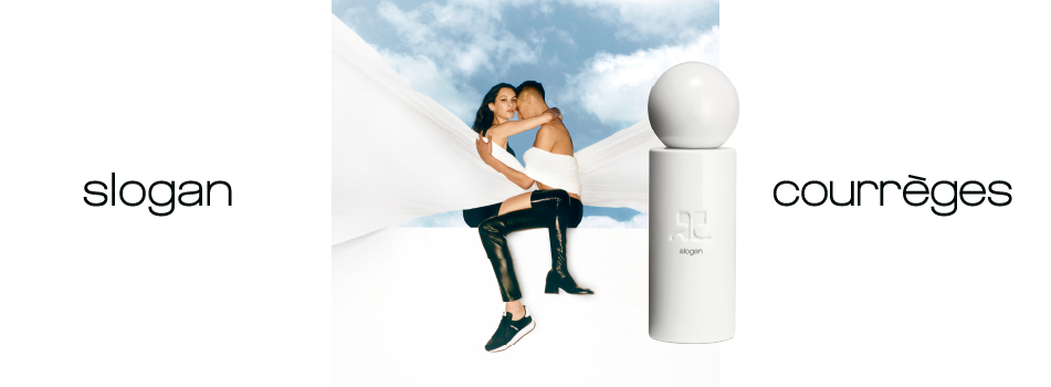 Werbebild für den Duft „Slogan“ von Courrèges: In der Mitte umarmen sich zwei Personen vor einem hellblauen Himmel mit weißen Wolken. Rechts steht ein weißer, zylindrischer Parfumflakon mit kugelförmigem Verschluss und dem Courrèges-Logo. Links und rechts daneben stehen die Wörter „slogan“ und „courrèges“.