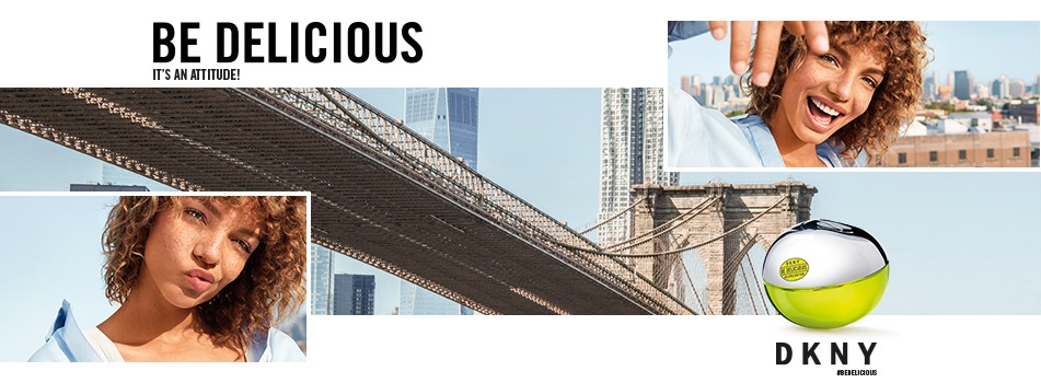DKNY Be Delicious Parfumkampagne mit einer fröhlichen Frau vor der Skyline von New York und der Brooklyn Bridge. Im Vordergrund der ikonische apfelförmige Flakon in Grün und Silber mit dem Slogan 'Be Delicious – It's an Attitude!'