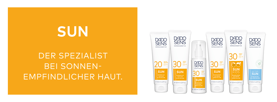 DADO SENS SUN – Pflegeserie für sonnenempfindliche Haut. Links auf orangefarbenem Hintergrund steht der Text: 'Der Spezialist bei sonnenempfindlicher Haut'. Rechts sind sieben Sonnenschutzprodukte in weiß-orangener Verpackung abgebildet mit verschiedenen Lichtschutzfaktoren, darunter auch eine spezielle Variante für Kinder.