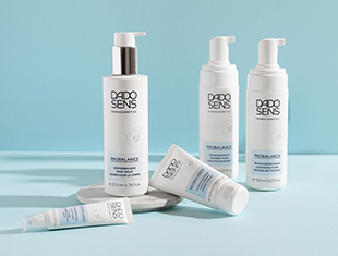 Pflegeprodukte auf hellblauem Hintergrund – für sensible, allergiegefährdete Haut. Die Verpackung ist in Weiß mit blauen Details gehalten, die Produktserie umfasst Reinigung, Tonisierung und Pflege.