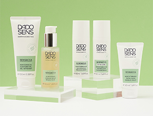 Produkte der Sensacea-Serie auf einem frischen, grünen Hintergrund. Die Linie richtet sich an Personen mit Couperose und leichter Rosacea. Die Verpackungen sind weiß mit grüner Akzentfarbe.