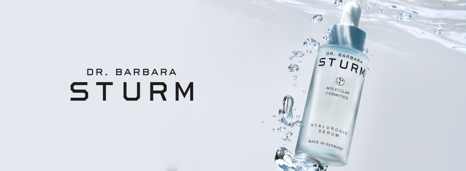 Werbebild für das „Hyaluronic Serum“ von Dr. Barbara Sturm: Eine Glasflasche mit Pipette treibt in klarem Wasser, umgeben von Spritzern und Luftblasen. Links daneben steht das Logo „Dr. Barbara Sturm – Molecular Cosmetics“. Das Bild vermittelt Frische und Reinheit.