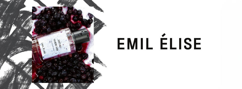 Parfümflasche mit der Aufschrift 'Eau Whatever' von EMIL ÉLISE, liegend auf einer Fläche voller dunkler Beeren und violetter Flüssigkeit. Im Hintergrund abstrakte schwarze Pinselstriche. Rechts daneben steht in schwarzer Schrift der Markenname EMIL ÉLISE.