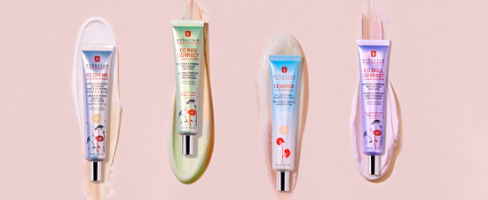 Vier Tuben CC Creams von Erborian in verschiedenen Farbtönen und Texturen, nebeneinander aufgetragen auf einem pastellfarbenen Hintergrund.