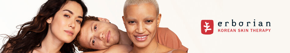 Drei diverse Personen mit gesunder Haut posieren lächelnd vor hellem Hintergrund neben dem Logo von Erborian Korean Skin Therapy.