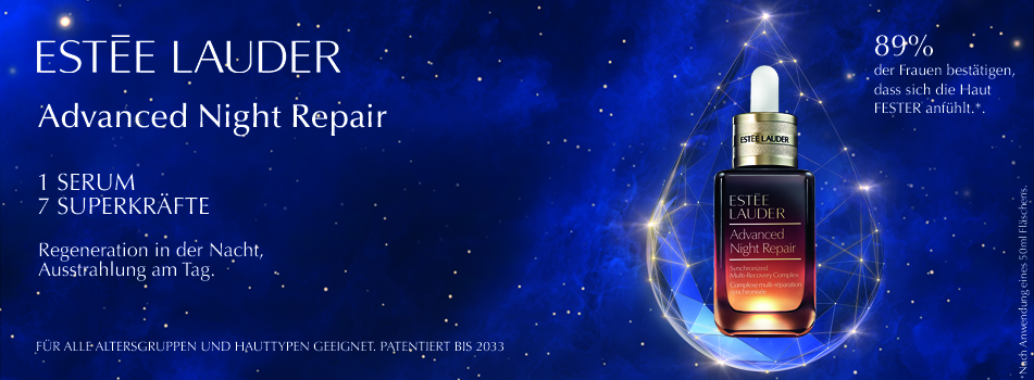 Werbung für Estée Lauder Advanced Night Repair Serum auf einem nachtblauen Hintergrund mit Sternen. Links stehen Texte wie '1 Serum – 7 Superkräfte', 'Regeneration in der Nacht, Ausstrahlung am Tag' und '89 % der Frauen bestätigen, dass sich die Haut fester anfühlt'. Rechts im Bild ist das Serumfläschchen mit Pipette vor einer leuchtenden, kristallartigen Grafik dargestellt.