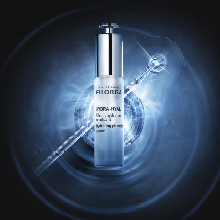 Filorga Hydra-Hyal Serum in silberner Flasche vor einem leuchtend blauen Hintergrund mit Wassereffekt. Daneben eine Pipette mit durchsichtigem Tropfen, Symbol für intensive Feuchtigkeitsversorgung.